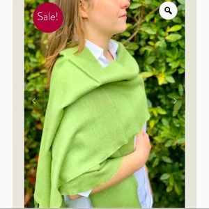💚🍏 *JOHN HANLY* Large Extra Fine Merino Wool Scarf/Wrap